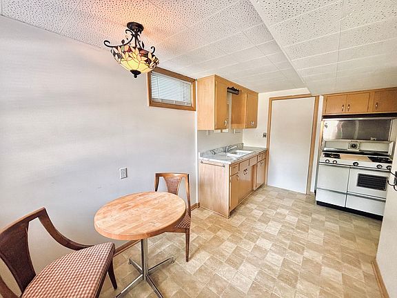 3rd image of 272 Xerxes Ave N