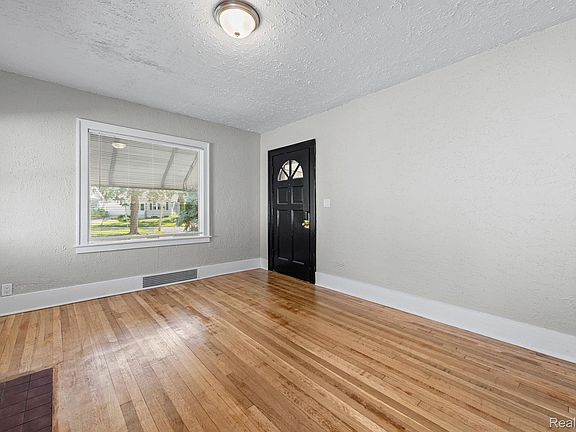 4th image of 2058 Cartier St