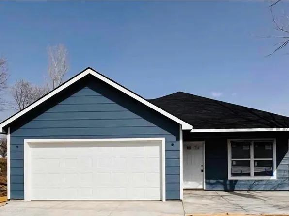 1908 Woodstock Dr, Junction City, KS 66441