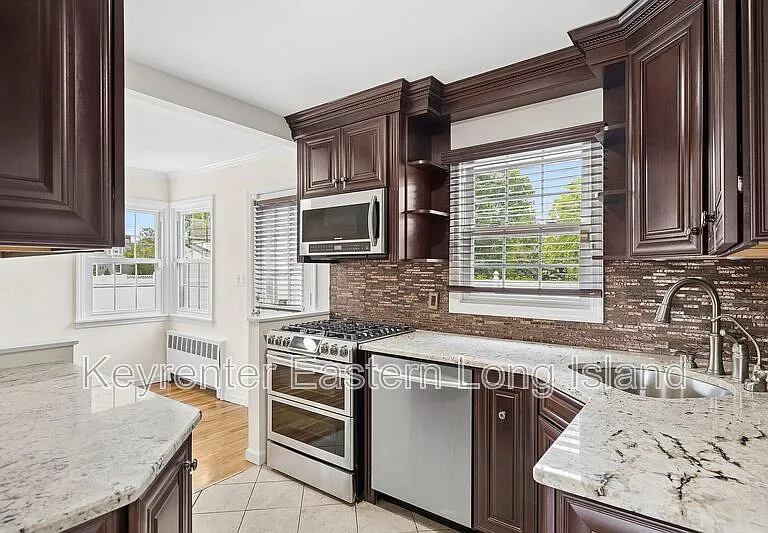 2 Dorset Ln — Photo 2