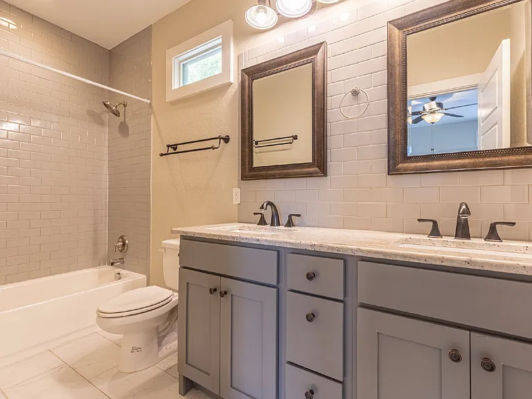 1121 E Crockett St — Photo 26