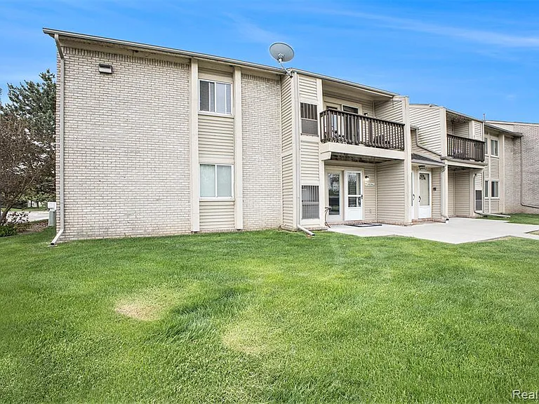 15054 Riverside Dr — Photo 3
