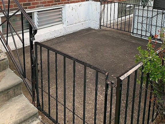 3rd image of 2122 Devereaux Ave
