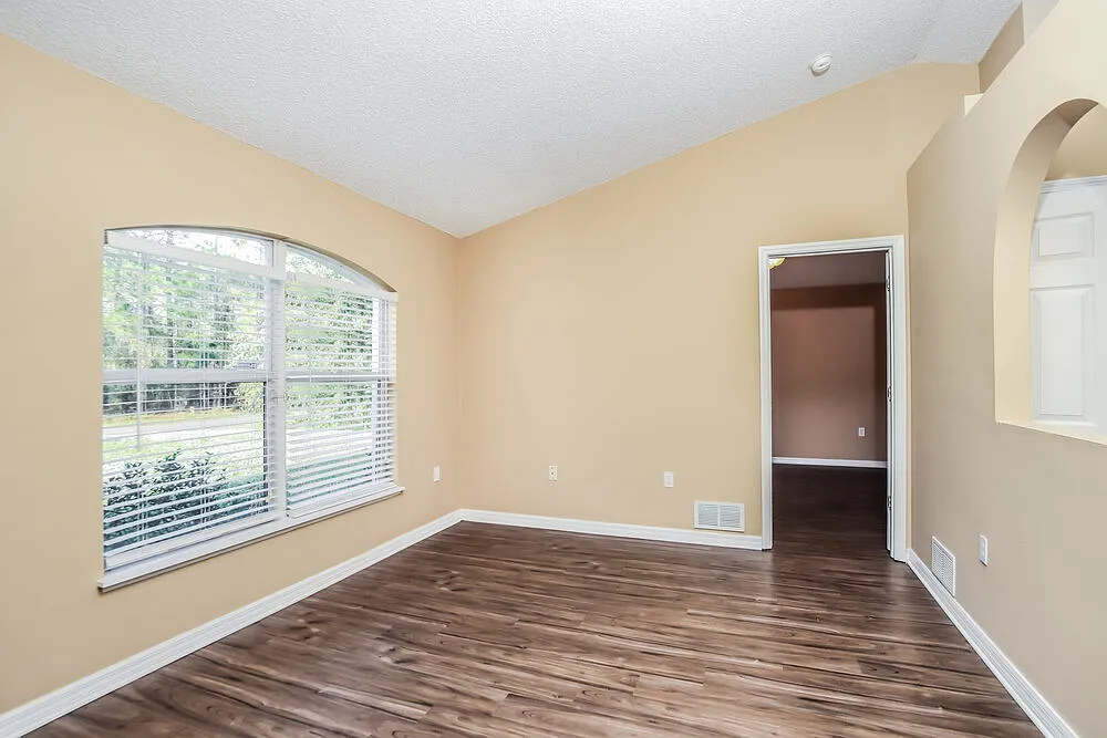 3 bed, 2.0 bath, 1461 sqft, $2,670 — Photo 4