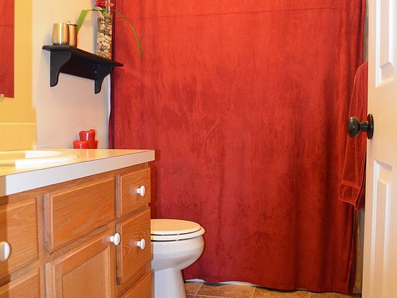 Upstairs bath (tile floor)