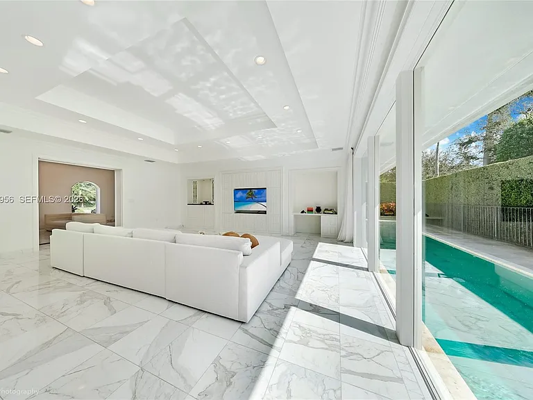55 La Gorce Cir — Photo 12