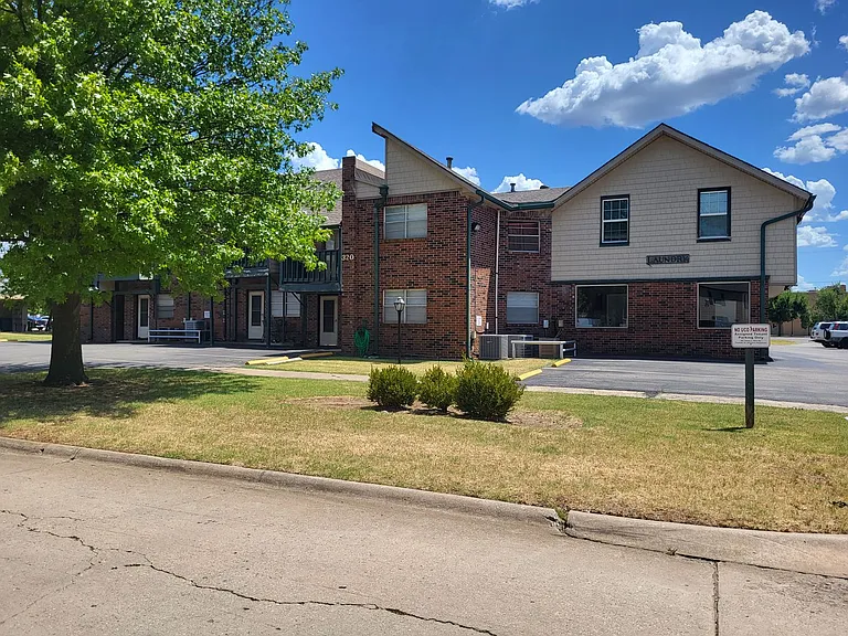 320 E Edwards St #10 — Photo 10