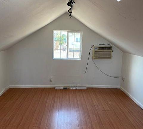3rd image of 1001 W 4th St