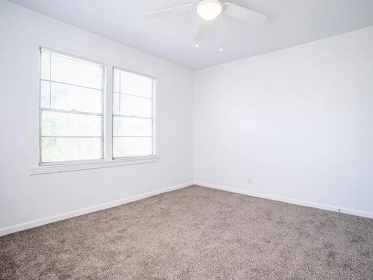 3323 W Clarendon Dr — Photo 12