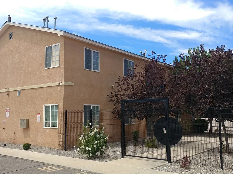 1017 Alvarado Dr SE — Photo 1