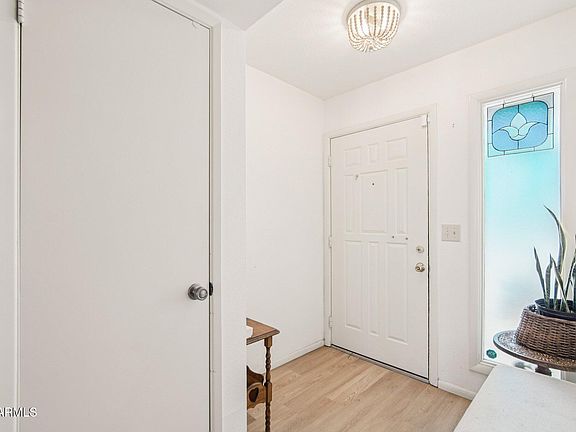 4th image of 534 W HARVARD Drive