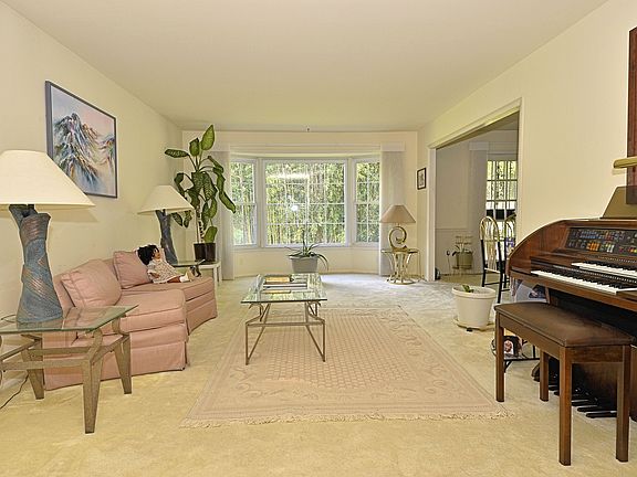 Living room w/bay window