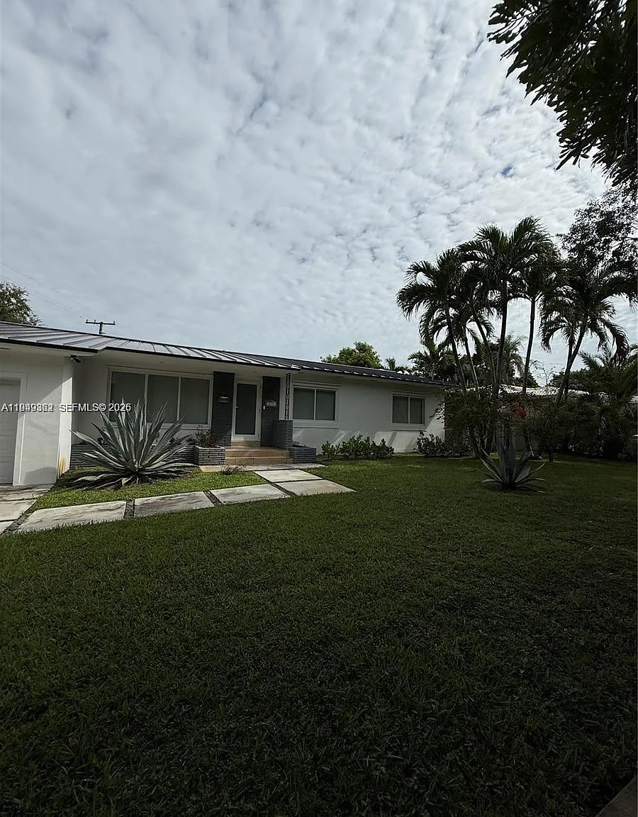 3 bed, 2.0 bath, 1700 sqft, $9,000 — Photo 2