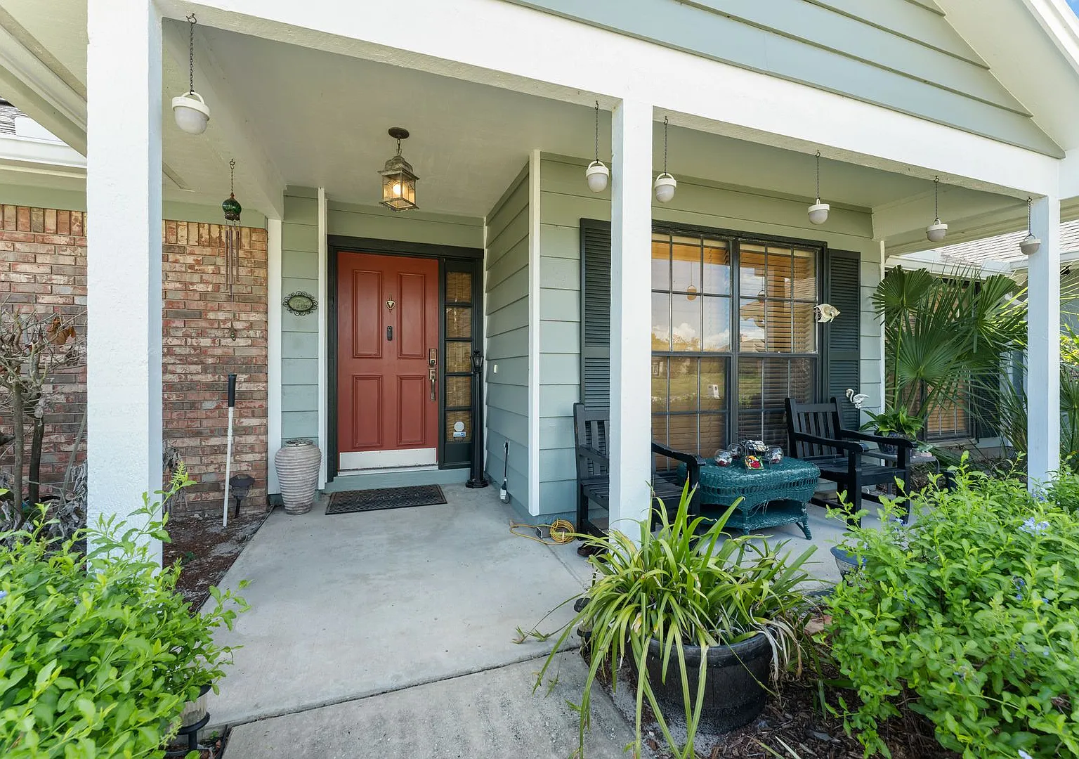 Spacious 4 Bedroom, 2 Bath Longwood Home with 2-Car Garage, Fireplace & Huge Screened Patio! — Photo 2