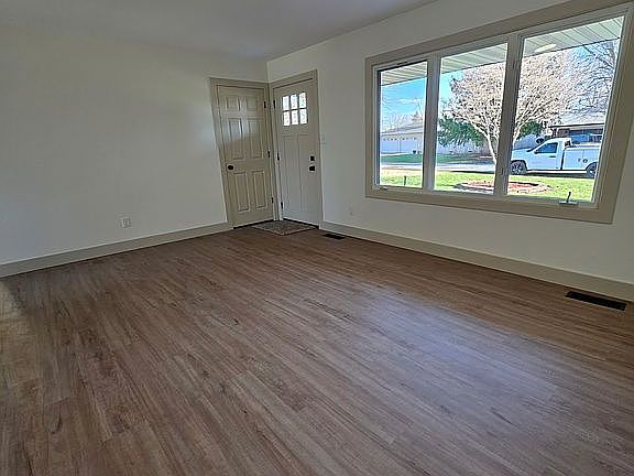 5th image of 320 Northland Dr