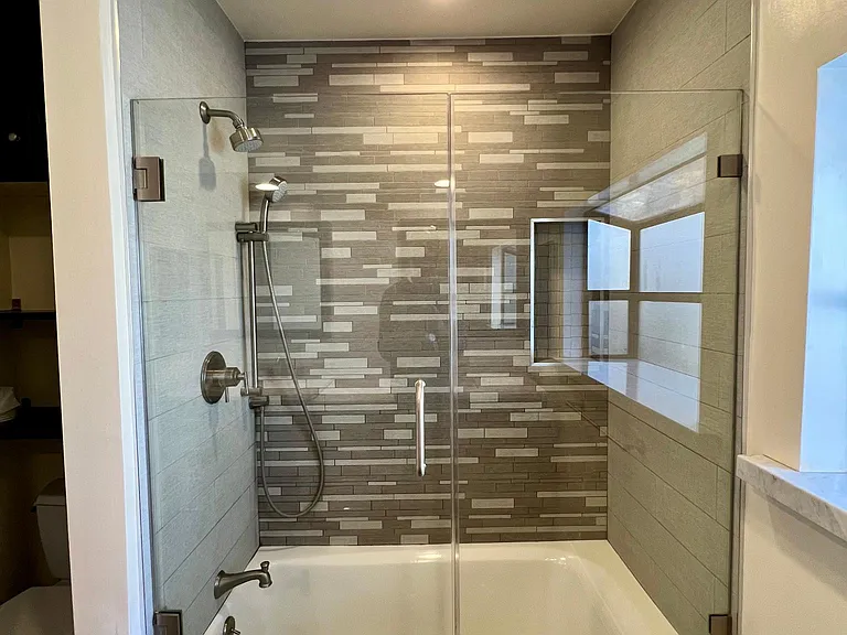 Shower / bath and invisible shower doors