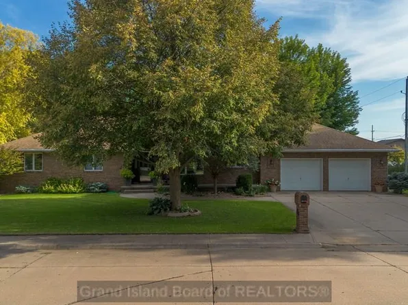 1613 Spruce Rd, Grand Island, NE 68801