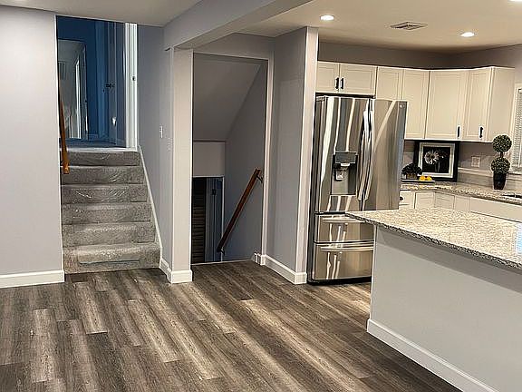 5th image of 53 Oak St