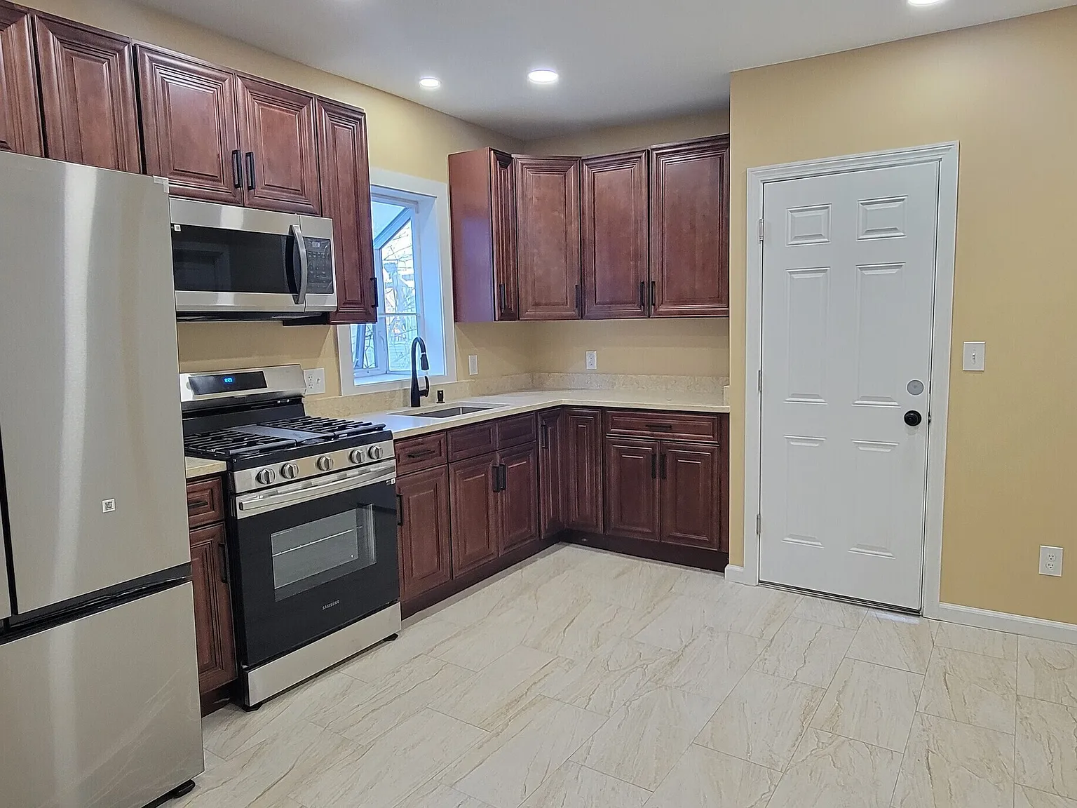 5 bed, 1.5 bath, 1479 sqft, $3,000 — Photo 3
