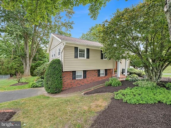 2nd image of 33 Deerfield Dr