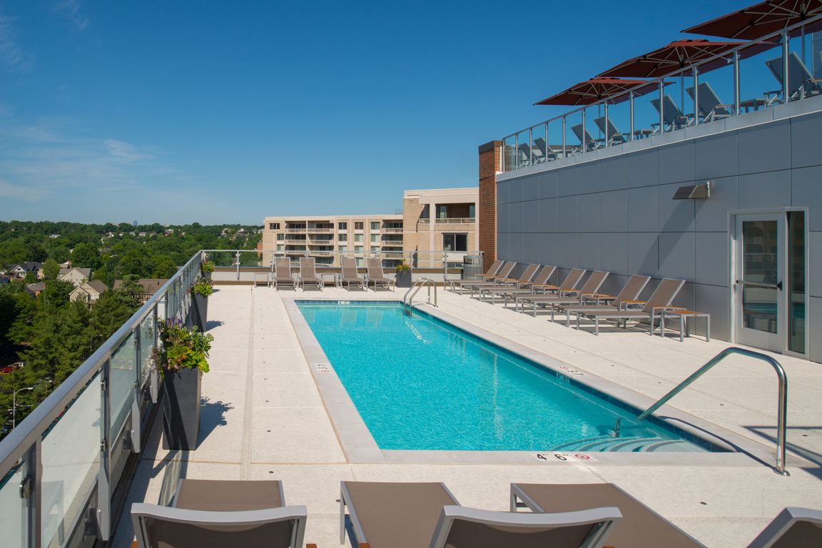 Two-Tiered SkyDeck Rooftop Lounge