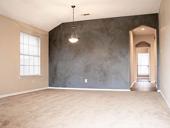4th image of 1207 Greenbriar Ln