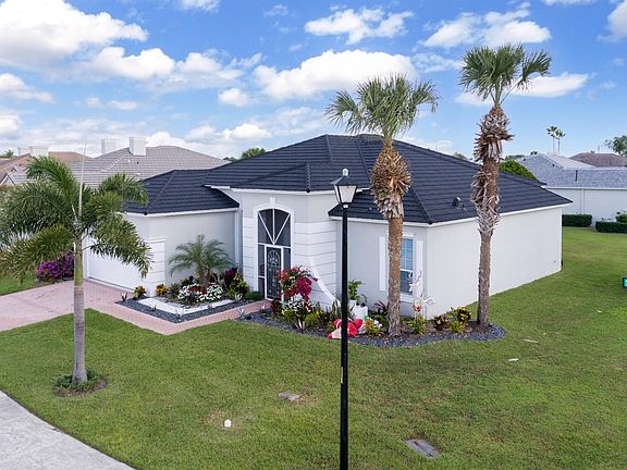 3rd image of 293 SW Lake Forest Way