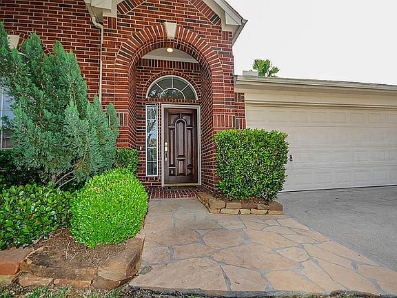 Welcome Home!! Notice the upgraded flagstone walkway!