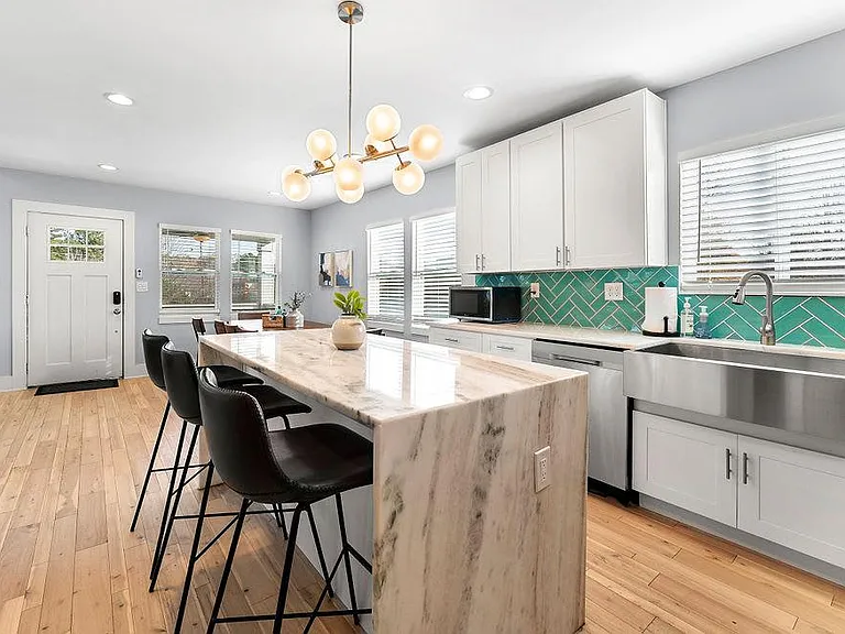 209 Clay St SE — Photo 3