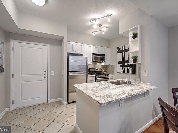 3rd image of 1021 Garfield St #129