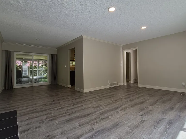 3853 Clematis Cres — Photo 8