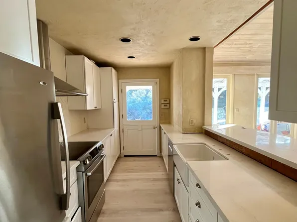1142 Moore Rd, Woodside, CA 94062