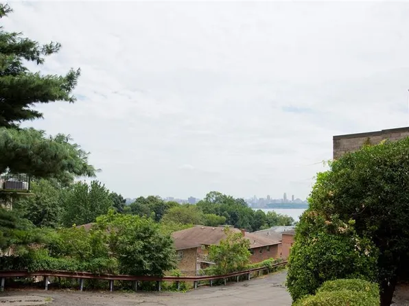 18 Massa Ln APT C8, Edgewater, NJ 07020