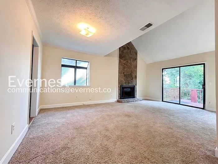 1174 Ridgecrest Ln SE — Photo 4