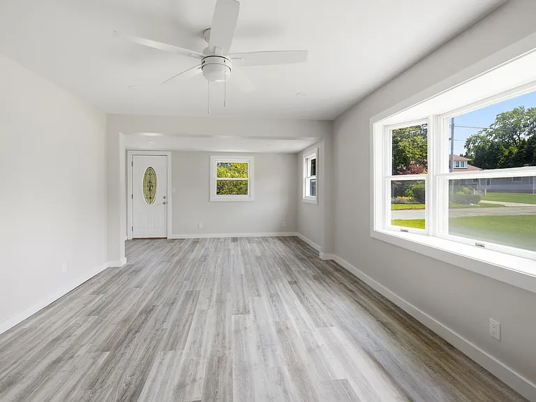 210 S Berrien St — Photo 13