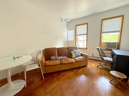 Rented by Capri Jet Realty Corp | media 4