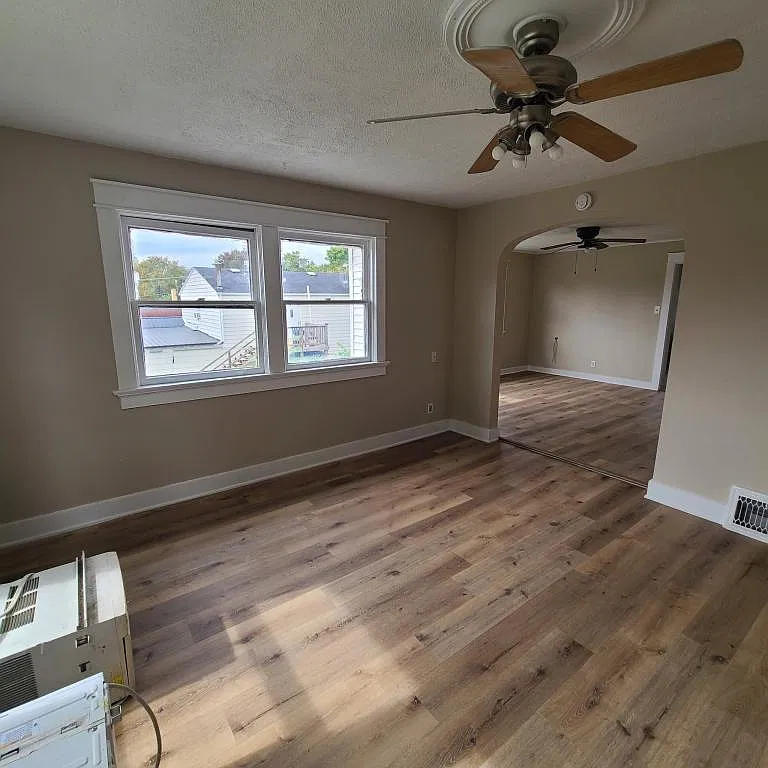 446 W Dewald St — Photo 2