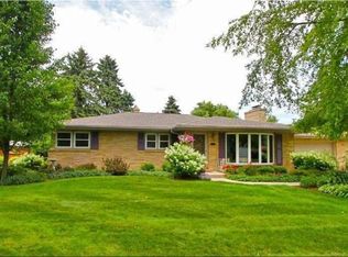 204 White Sand Ln, Racine, WI 53402