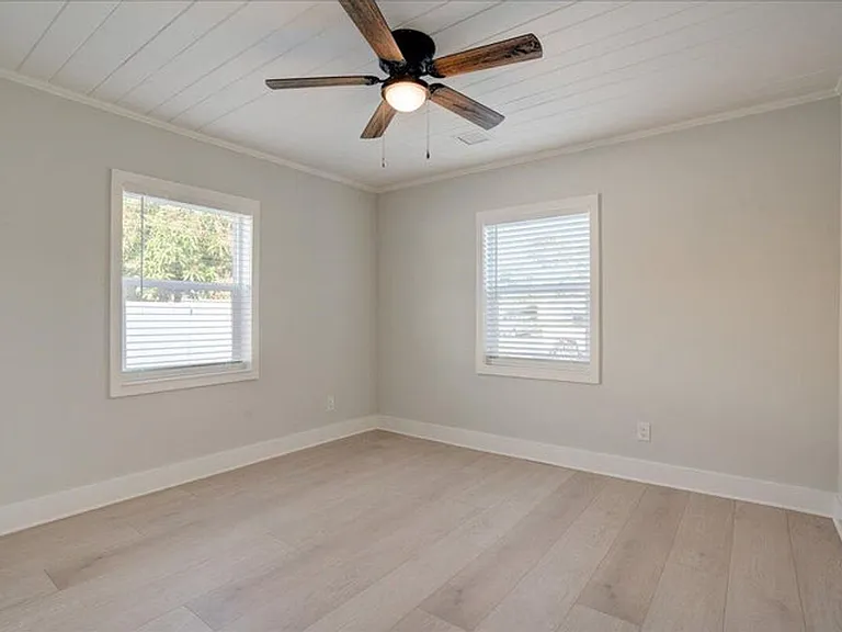 320 NW 6th Ave — Photo 12