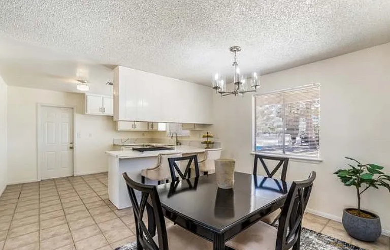 14820 Riverside St — Photo 2
