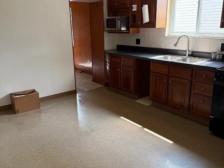 805 Railroad St — Photo 8