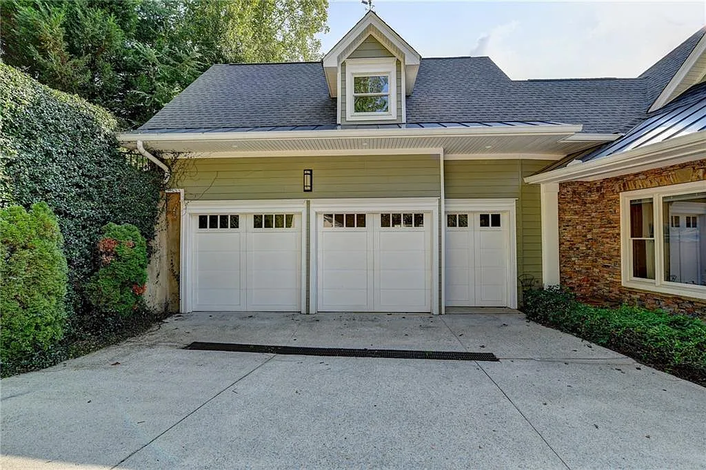 5 bed, 3.5 bath, 5844 sqft, $6,500 — Photo 2