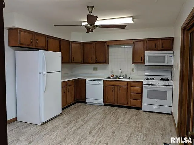 2419 Delaware Dr — Photo 3