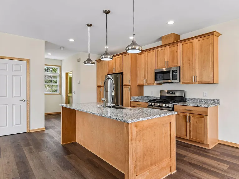 2121 Village Trl — Photo 6