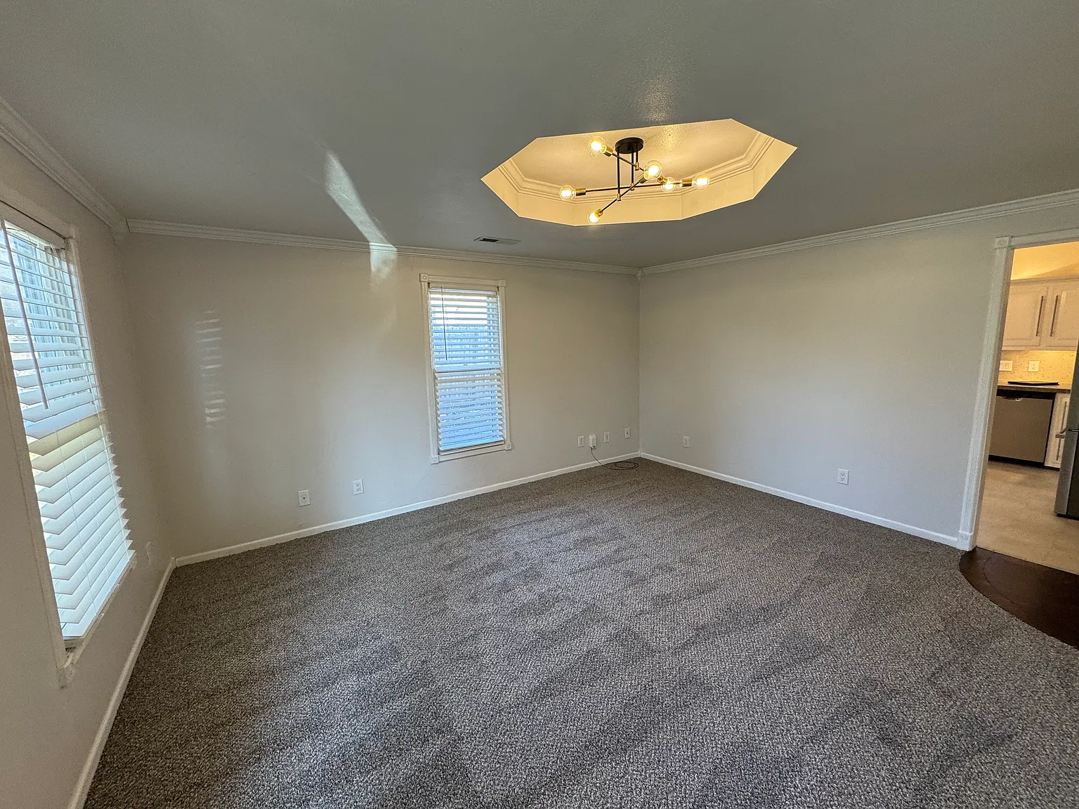 916 N Fremont Ave — Photo 2