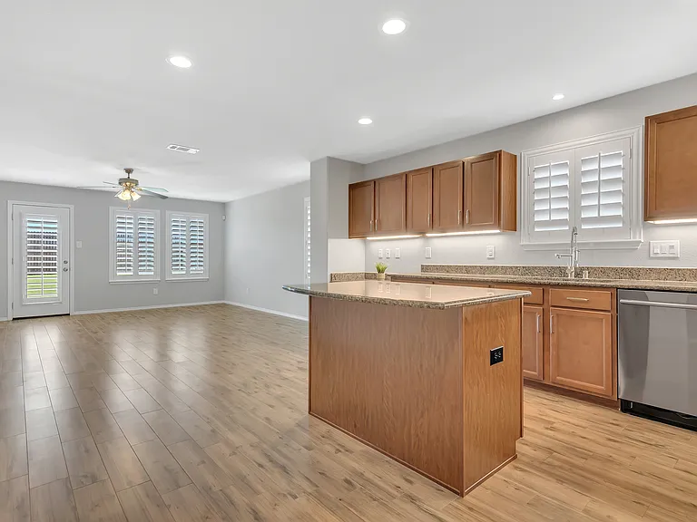 16329 Severn Ln — Photo 11