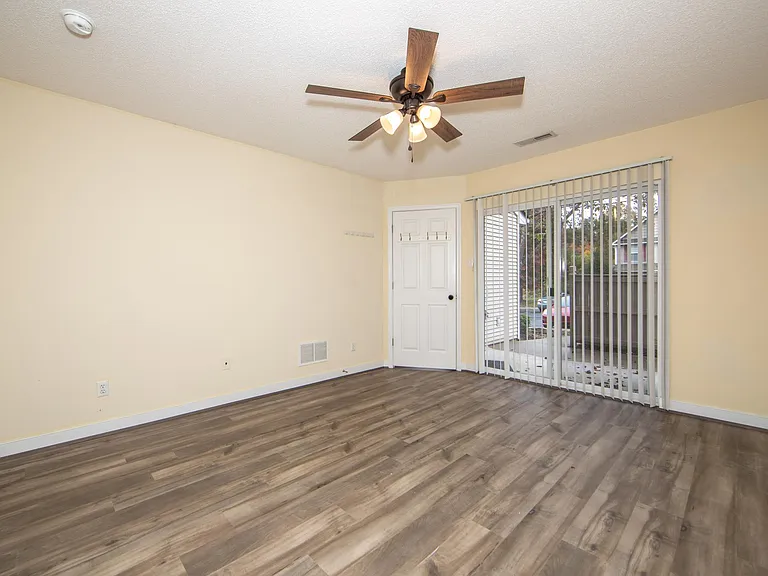 1506 Woodland Ct — Photo 17