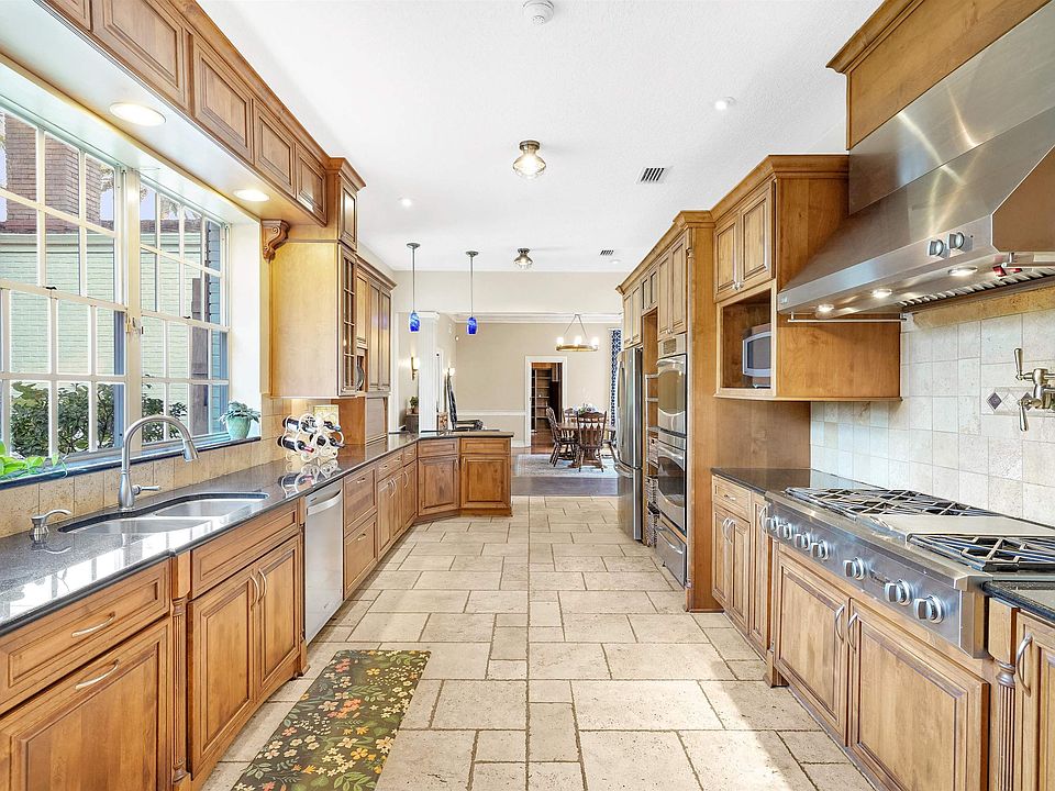 1st image of 40 Willow Dr