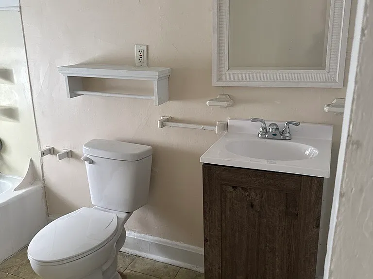 742 W Homer St — Photo 10