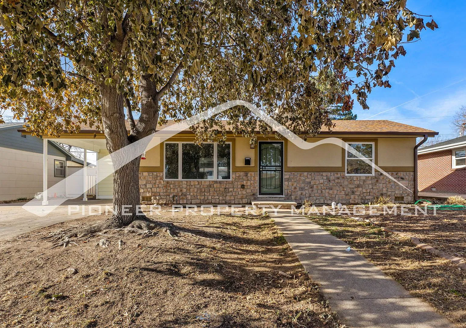 Charming Home with Washer/Dryer and Fenced in Yard — Photo 2